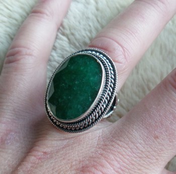 Zilveren ring gezet met Emerald in bewerkte setting 17 mm